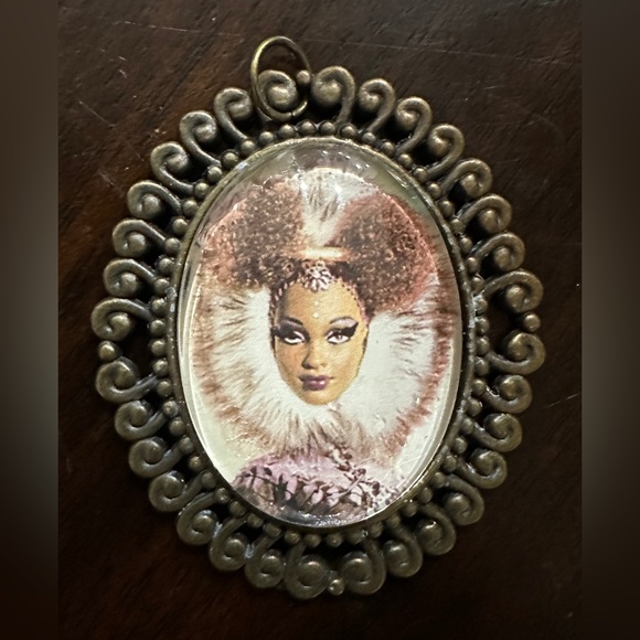 Bronze Oval Pendant | Afrocentric Goddess with Afro Puffs & Crown | Resin Sealed - Picture 1 of 2